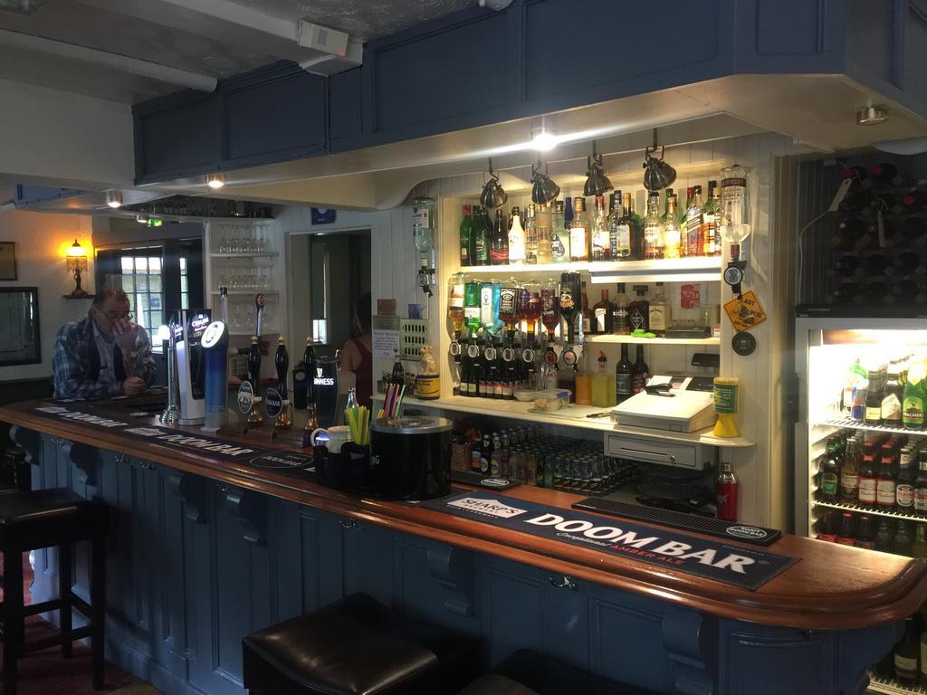 The Winchfield Inn Extérieur photo